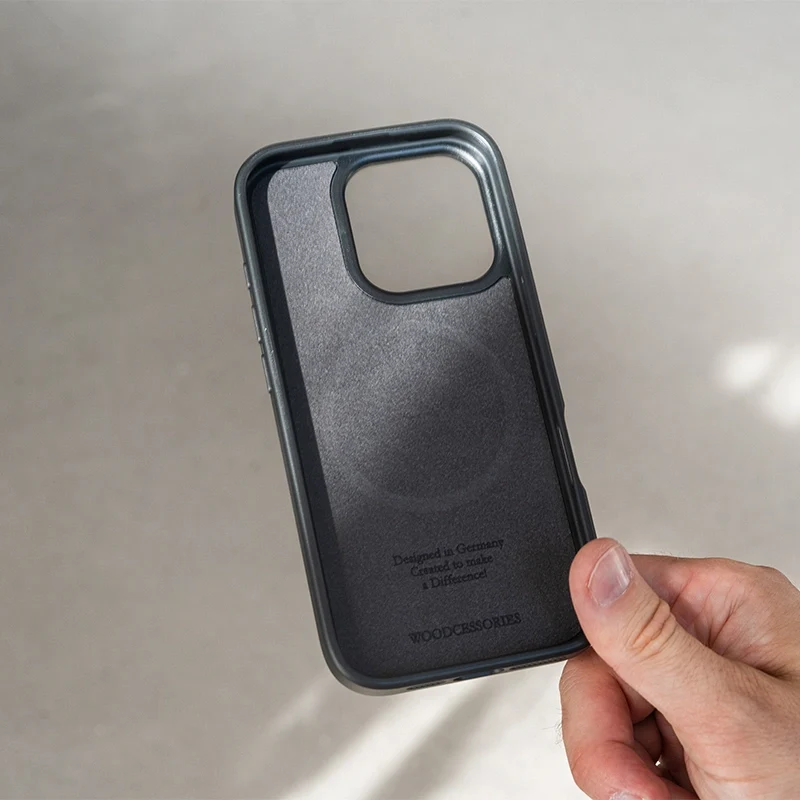 Coque iPhone 18 Pro en noyer avec MagSafe