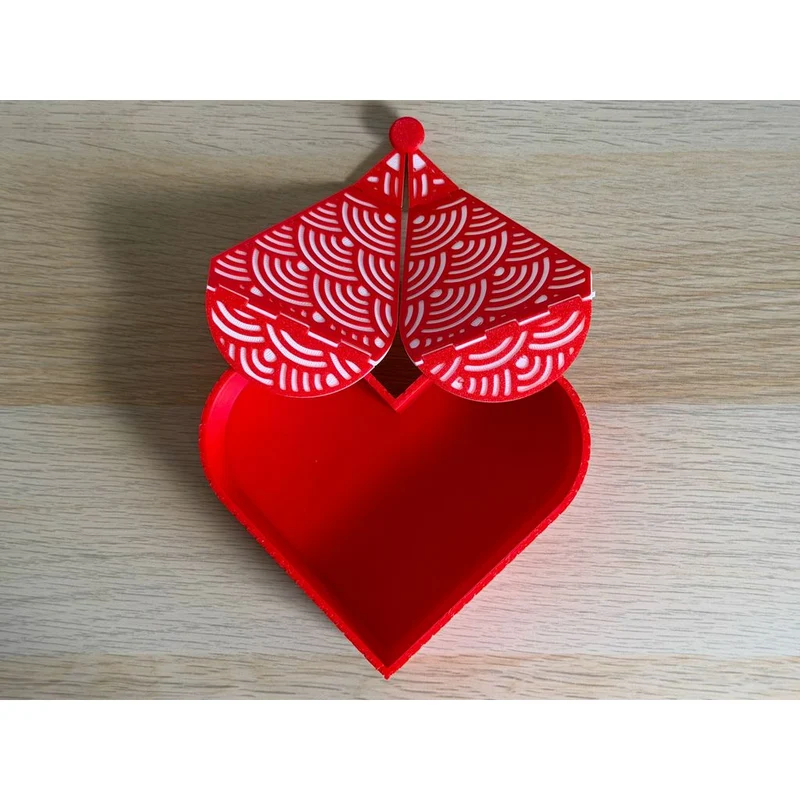 Boîte en forme de cœur avec couvercle origami pliable