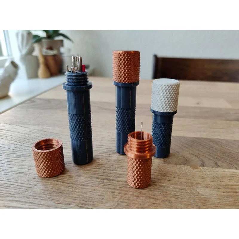 Étui cylindrique cannelé pour aiguilles à coudre et aiguilles à tricoter