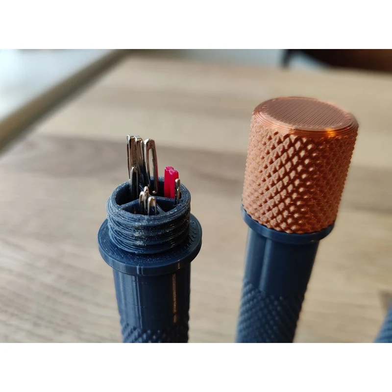 Étui cylindrique cannelé pour aiguilles à coudre et aiguilles à tricoter