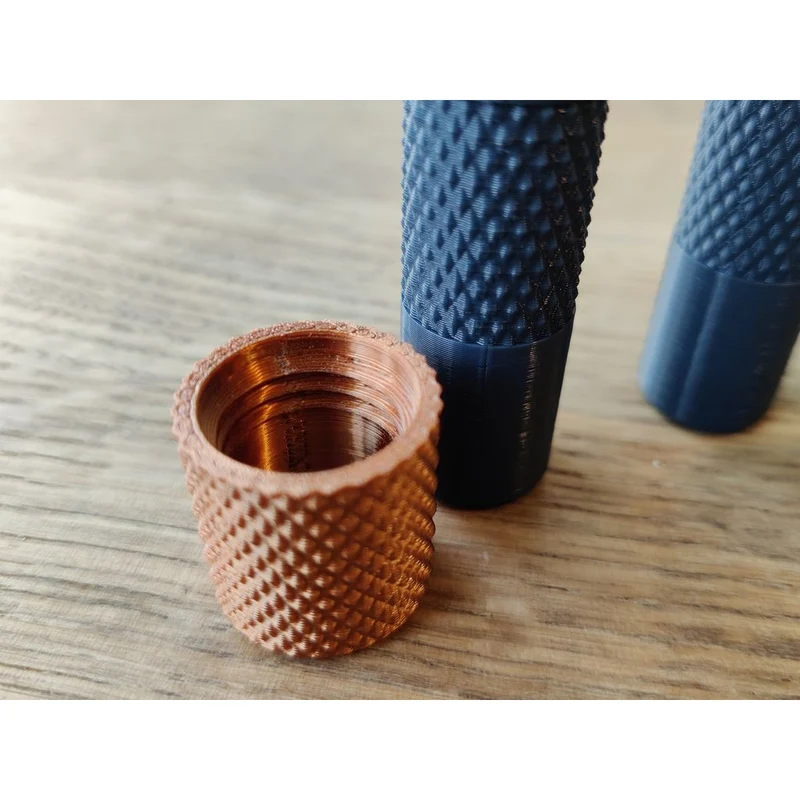 Étui cylindrique cannelé pour aiguilles à coudre et aiguilles à tricoter