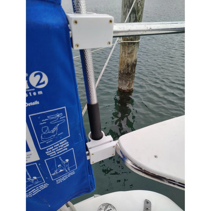 Support pour épuisette fixé au bastingage pour bateaux