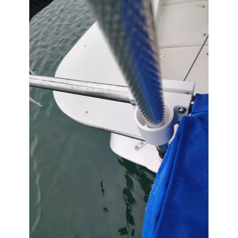 Support pour épuisette fixé au bastingage pour bateaux