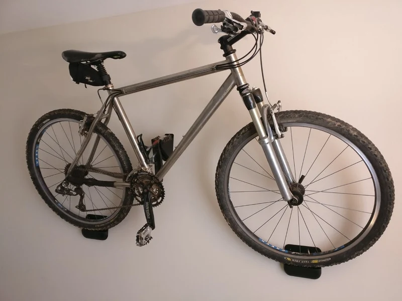 Support mural gain de place pour vélo avec support de pédale