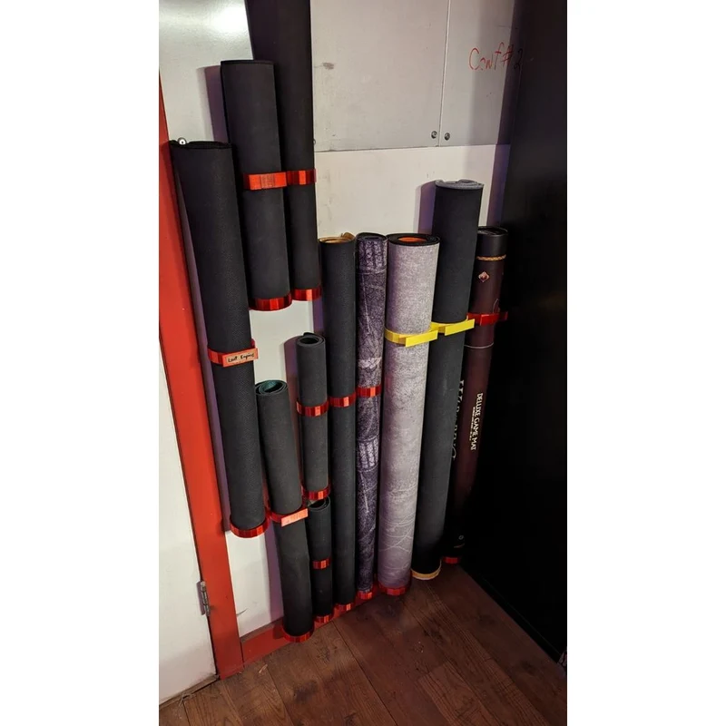 Support mural pour le rangement vertical des tapis de jeu