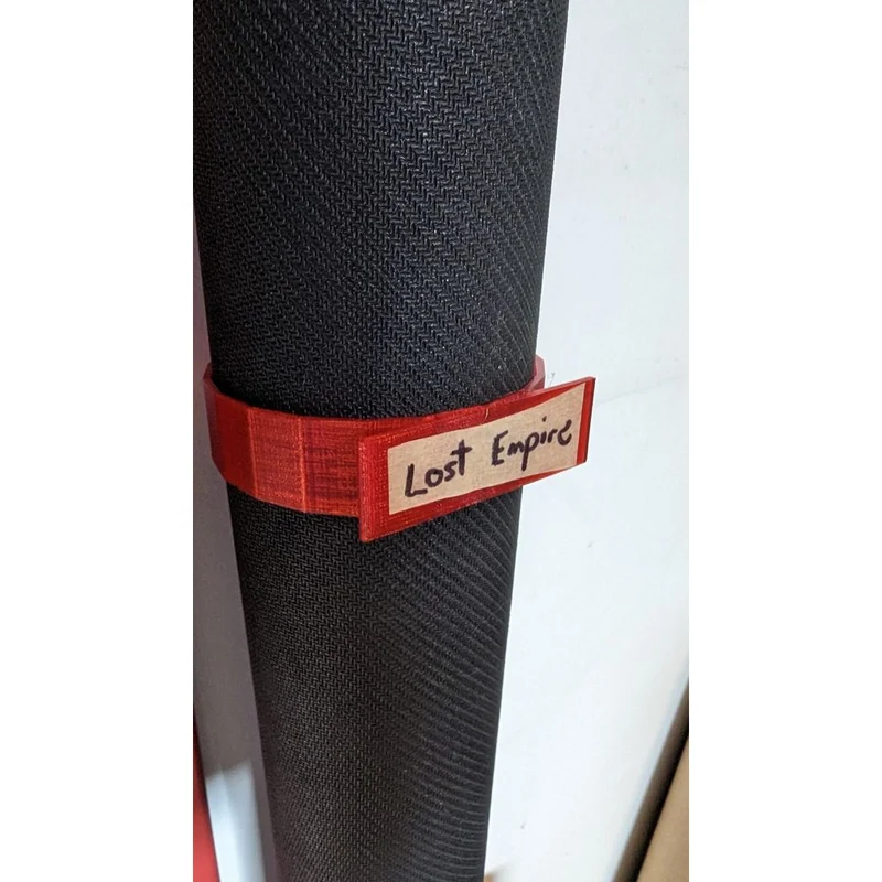 Support mural pour le rangement vertical des tapis de jeu