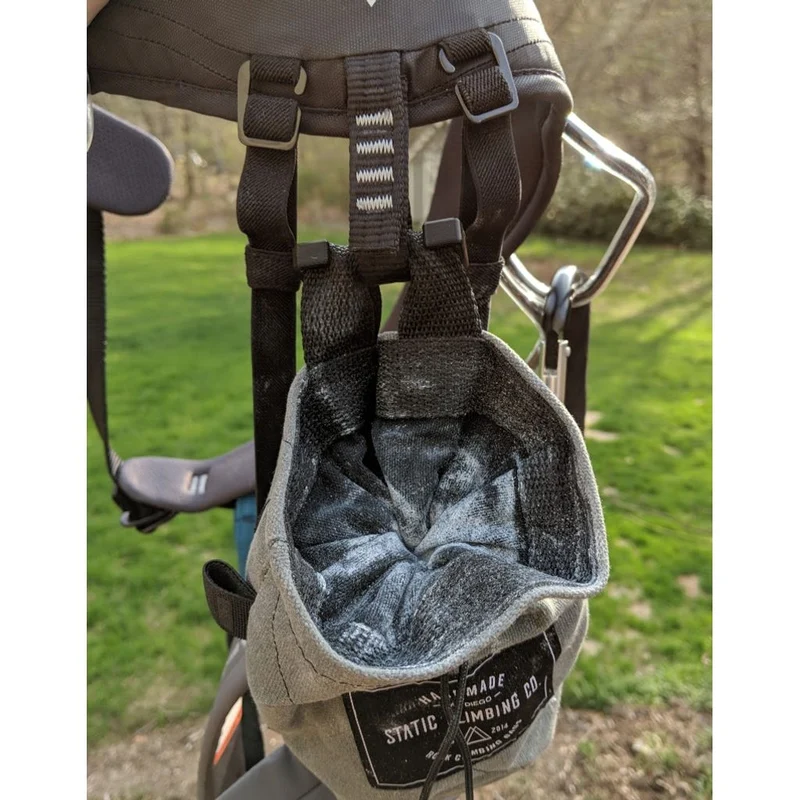 Pince de fixation pour sac à magnésie sur harnais d'escalade