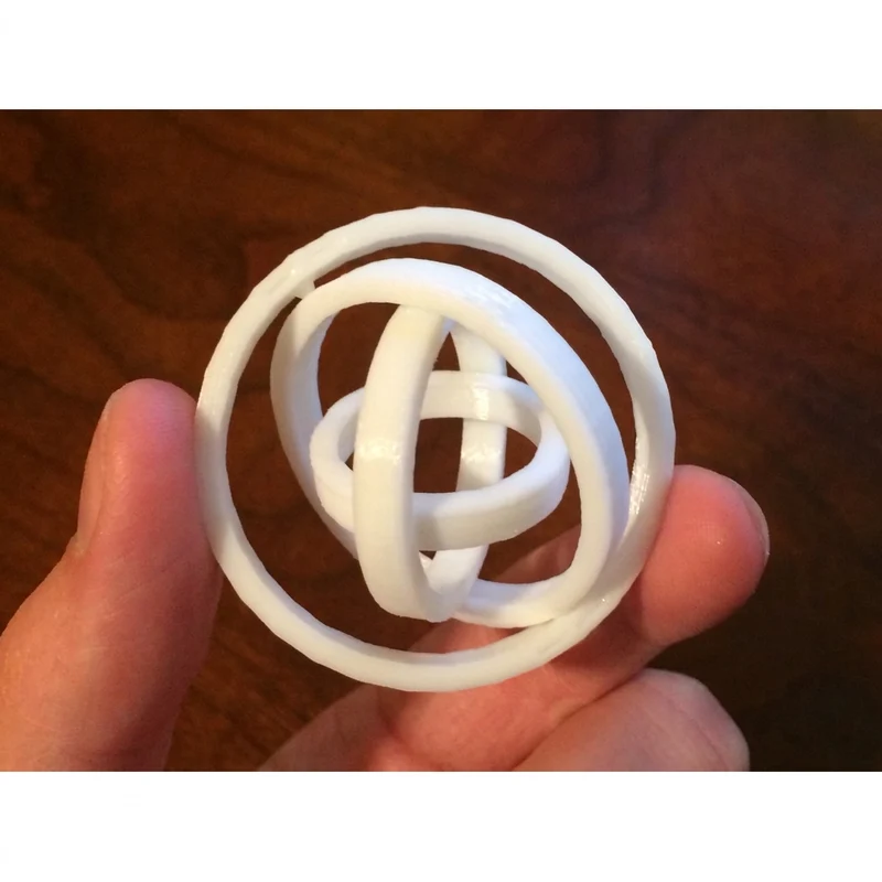 Gimbal gyroscopique avec quatre anneaux rotatifs