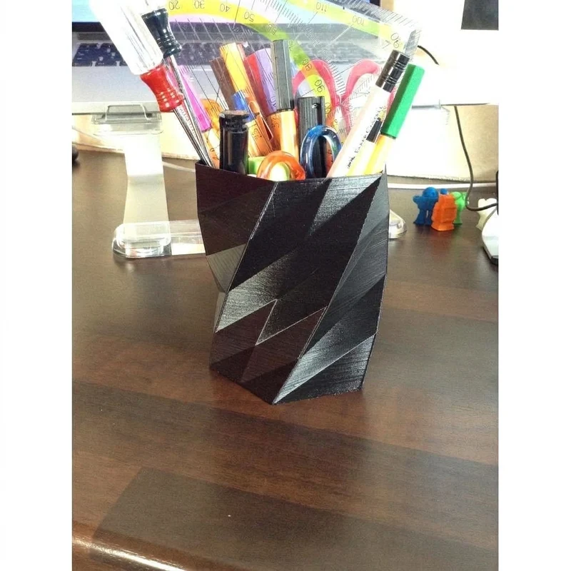 Pot holder géométrique stable pour tout bureau