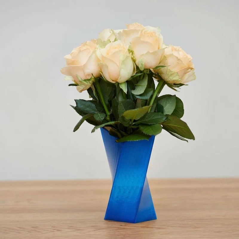 Vase moderne torsadée avec design en éclats de glace