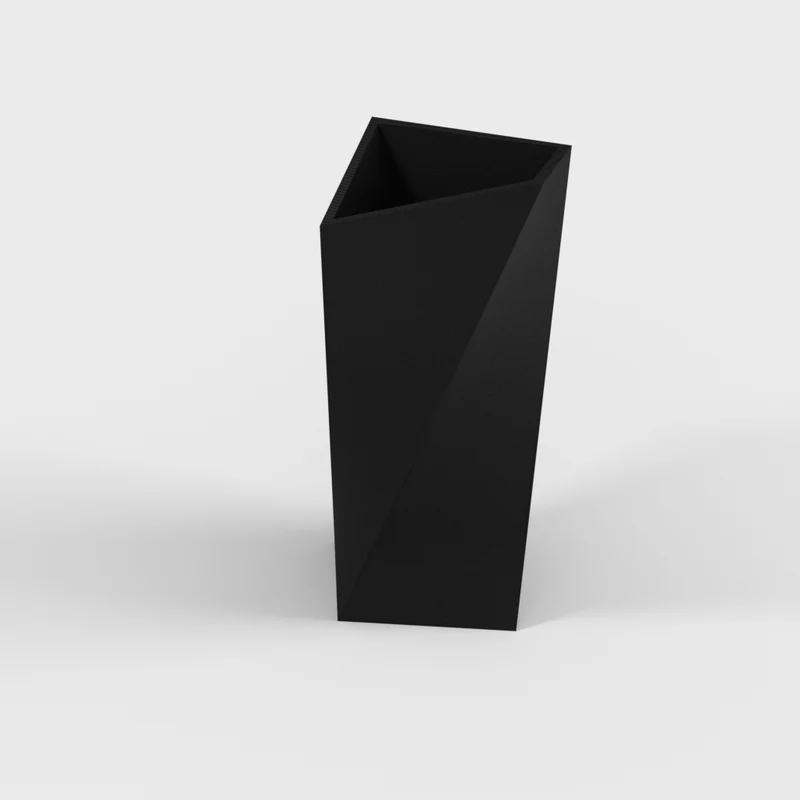 Vase moderne torsadée avec design en éclats de glace
