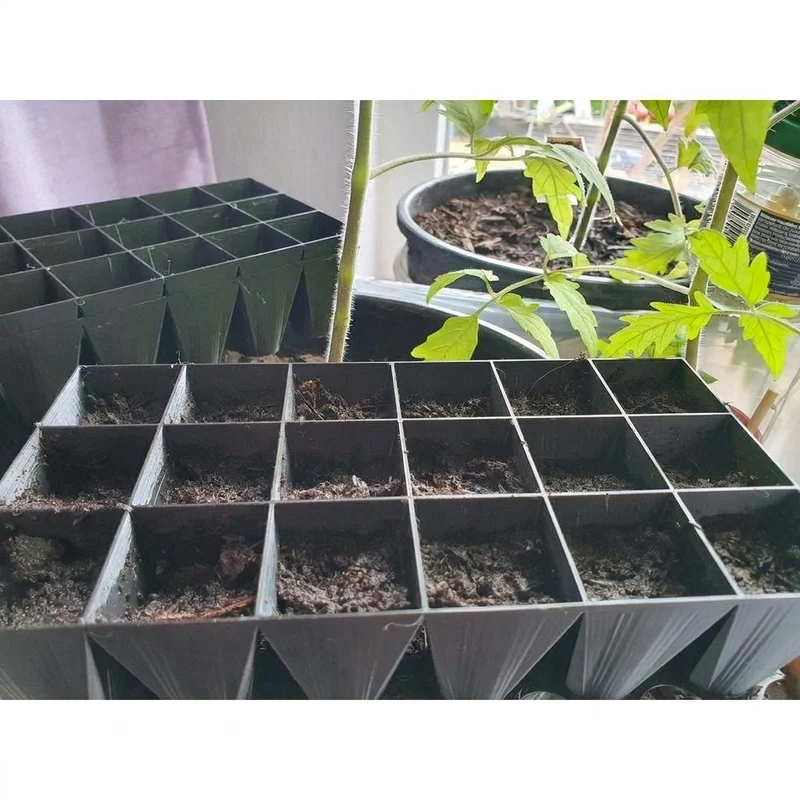 Plaque de germination empilable avec 18 compartiments