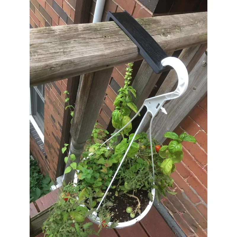 Crochet pour plantes suspendues sur rambarde de balcon