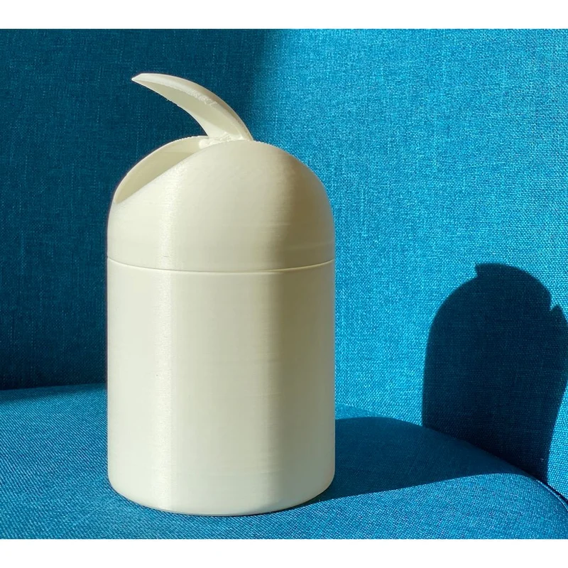 Poubelle compacte avec couvercle pivotant