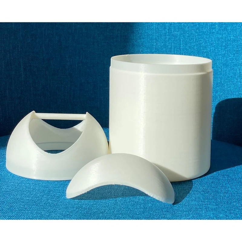Poubelle compacte avec couvercle pivotant