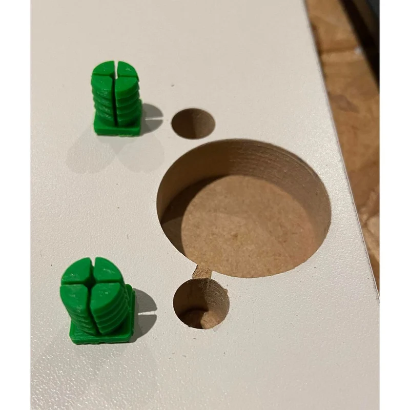 Bouchons pour le montage de charnières de placard dans les portes de placard
