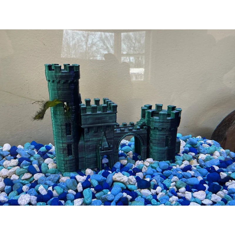 Château décoratif comme cachette pour aquarium