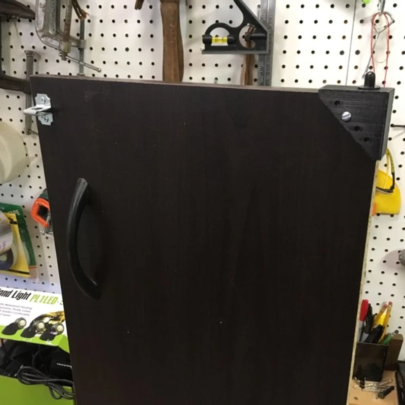 Équerre de coin pour la réparation de la charnière de porte de placard