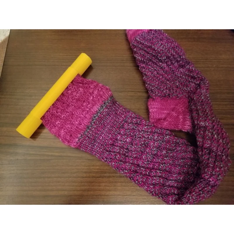 Étui tubulaire pour le rangement de projets de tricot