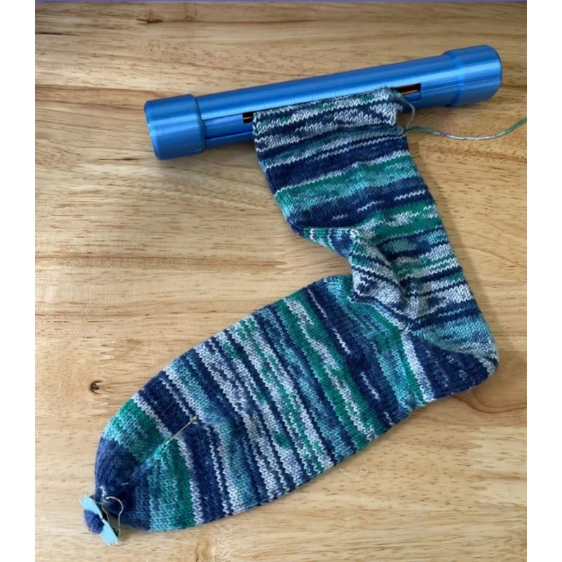 Support pratique pour projets de tricot sur aiguilles à double pointe
