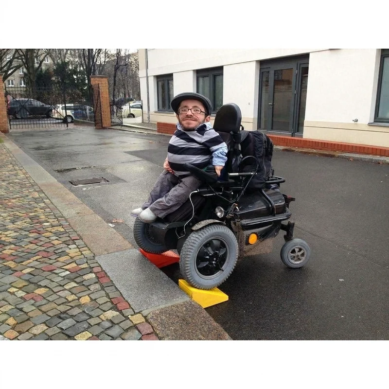 Rampe compacte pour fauteuil roulant pour une seule marche