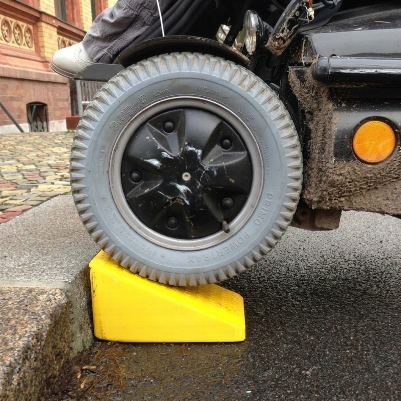 Rampe compacte pour fauteuil roulant pour une seule marche
