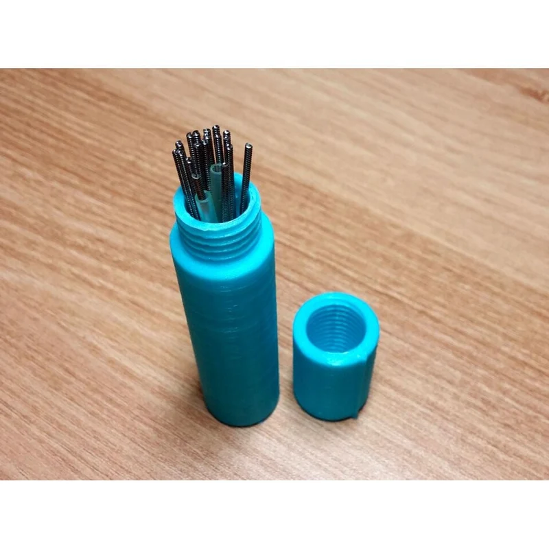 Étui à aiguilles compact avec couvercle à vis pour aiguilles à coudre