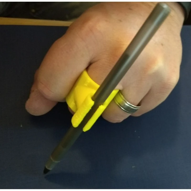 Porte-stylo ergonomique en forme d'anneau comme aide pratique