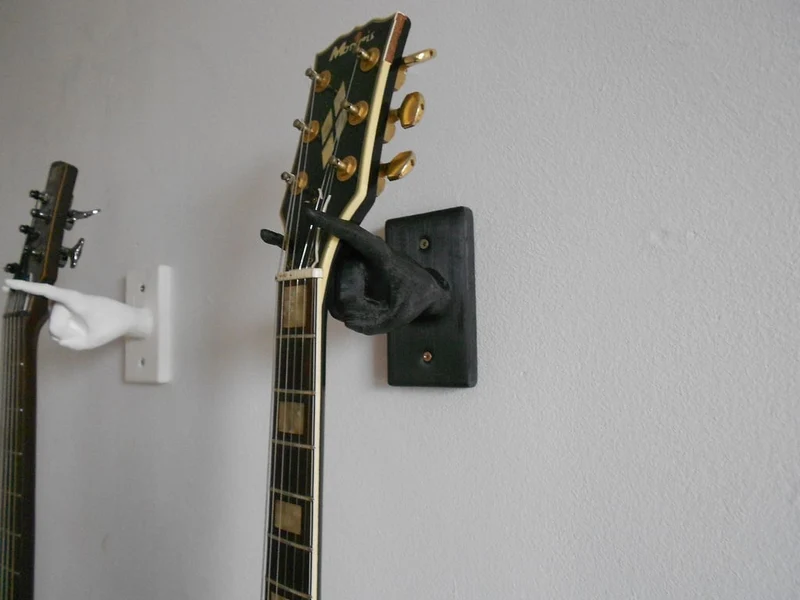 Support de guitare en forme de main avec le geste 'Rock On!'