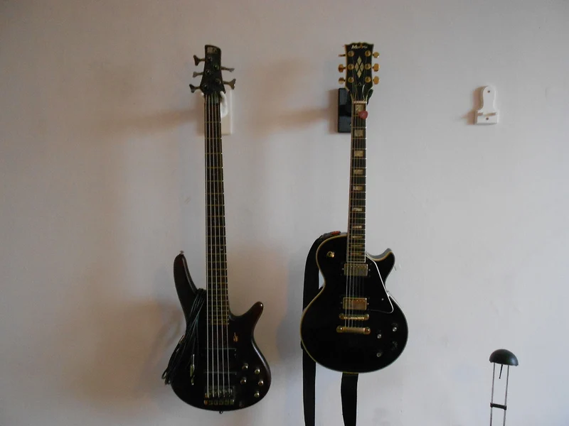 Support de guitare en forme de main avec le geste 'Rock On!'