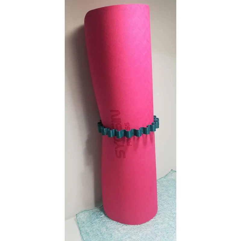 Support flexible ondulé pour tapis de yoga enroulé