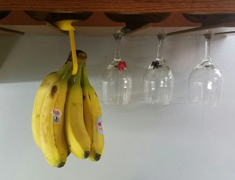 Support banane à suspendre près d'un porte-verres à vin