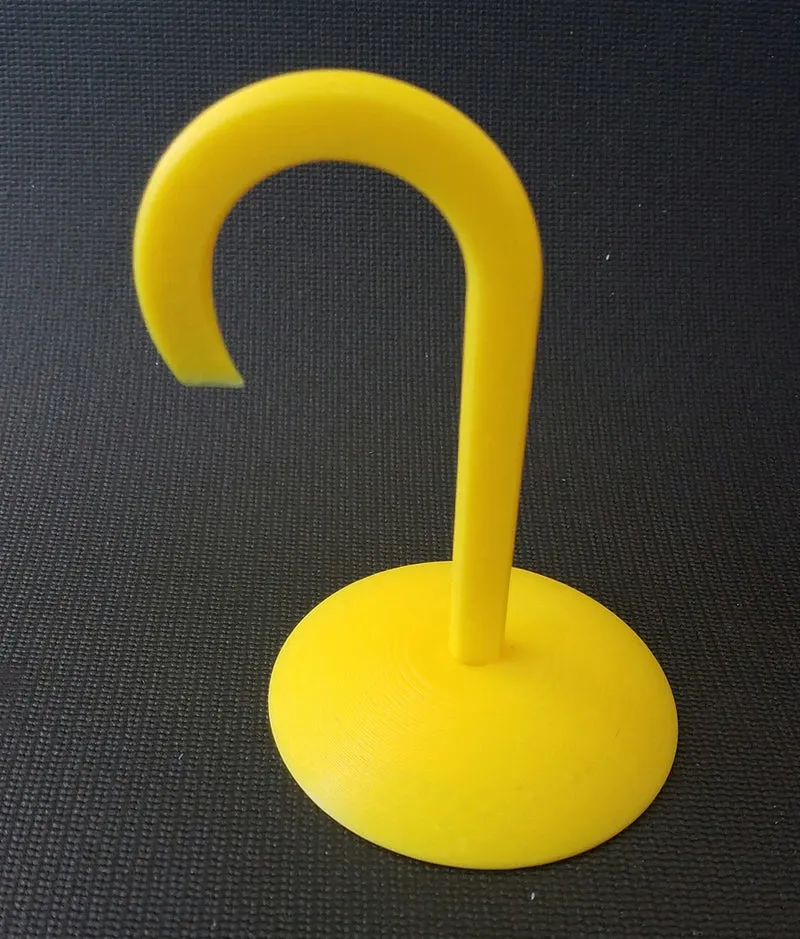 Support banane à suspendre près d'un porte-verres à vin