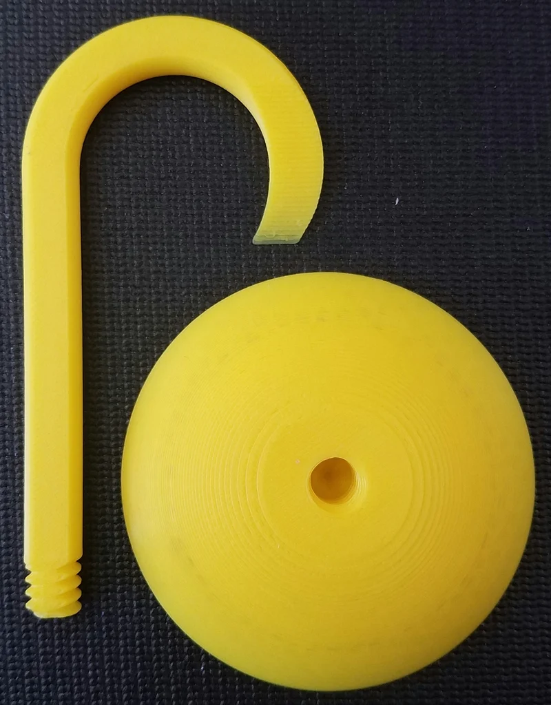 Support banane à suspendre près d'un porte-verres à vin