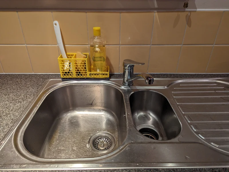 Organisateur d'évier de cuisine modulaire avec égouttoir intégré