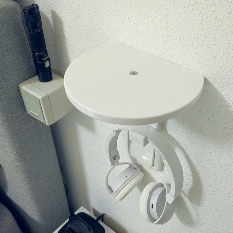 Petite étagère murale avec support pour casque