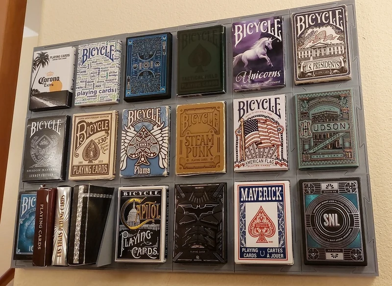 Présentoir mural modulaire pour cartes à jouer