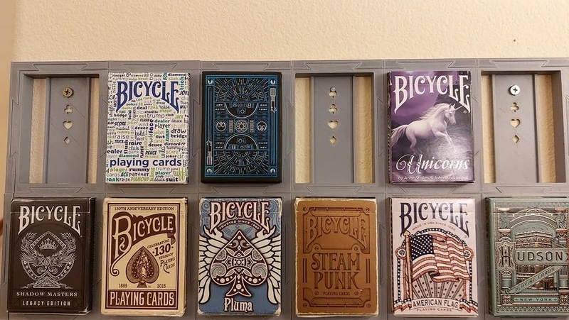 Présentoir mural modulaire pour cartes à jouer
