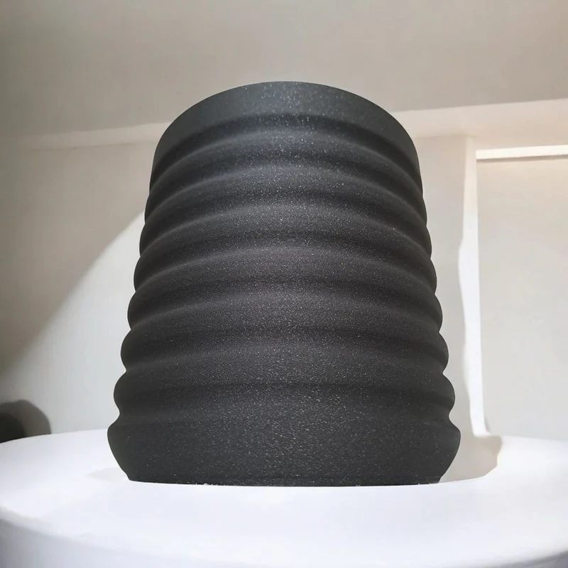 Vase moderne RippleBloom au design ondulé