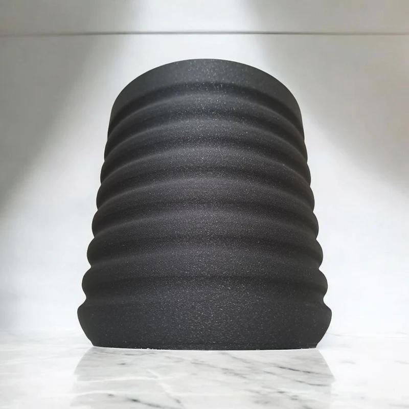 Vase moderne RippleBloom au design ondulé