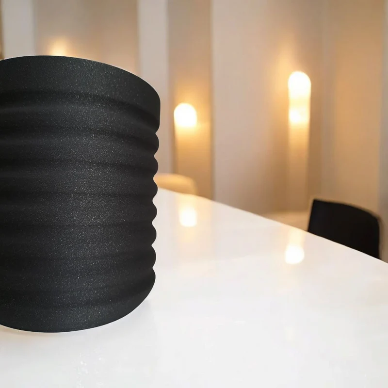 Vase moderne RippleBloom au design ondulé