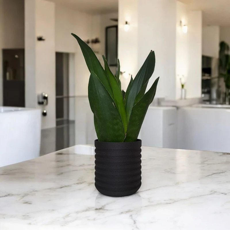 Vase moderne RippleBloom au design ondulé