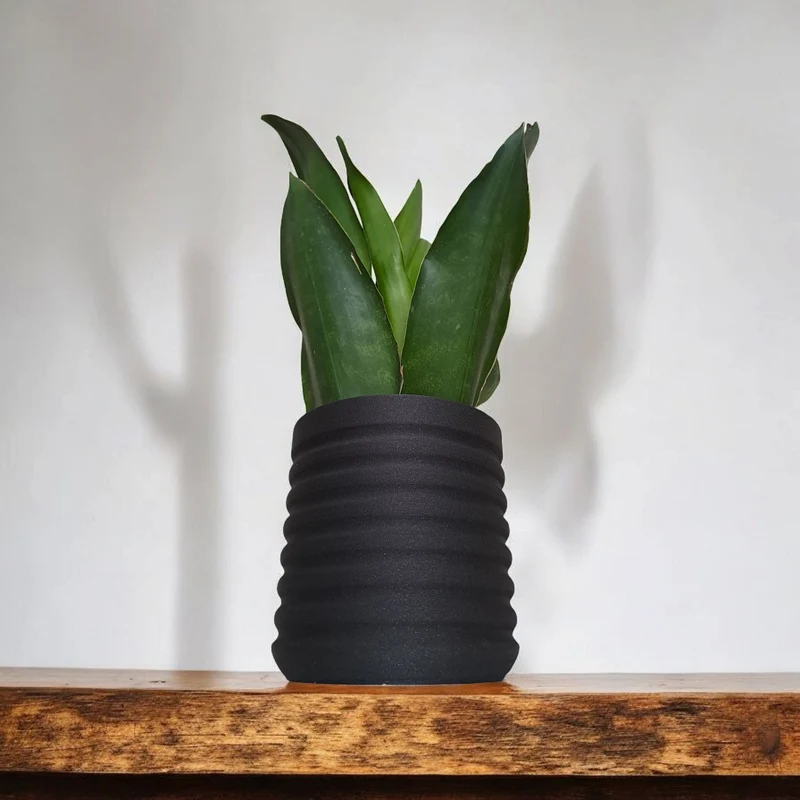 Vase moderne RippleBloom au design ondulé
