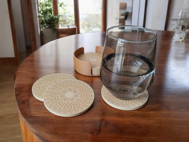 Sous-verres en verre au design grec avec support pratique