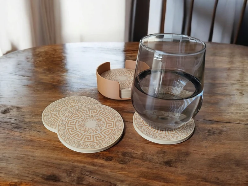 Sous-verres en verre au design grec avec support pratique