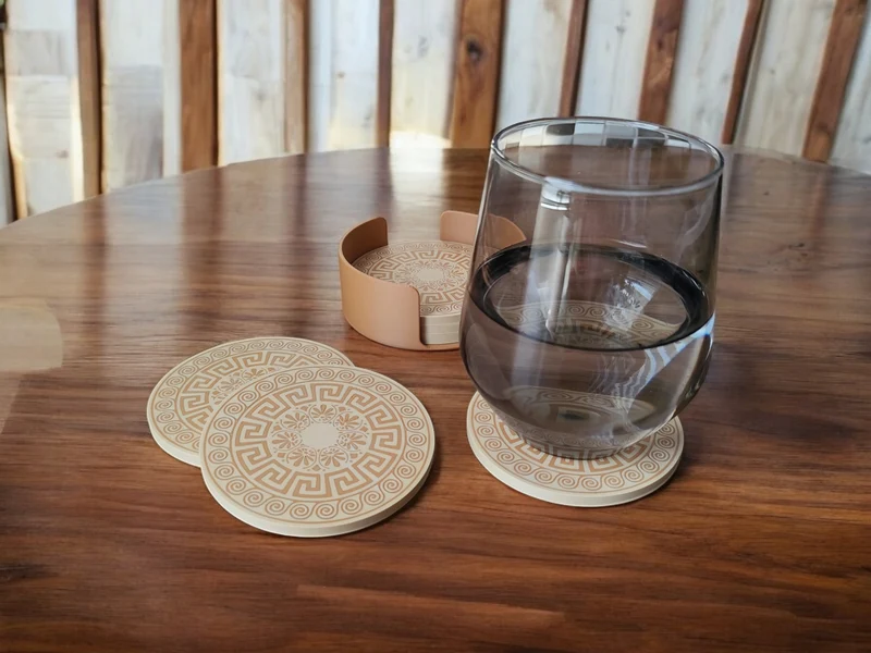 Sous-verres en verre au design grec avec support pratique