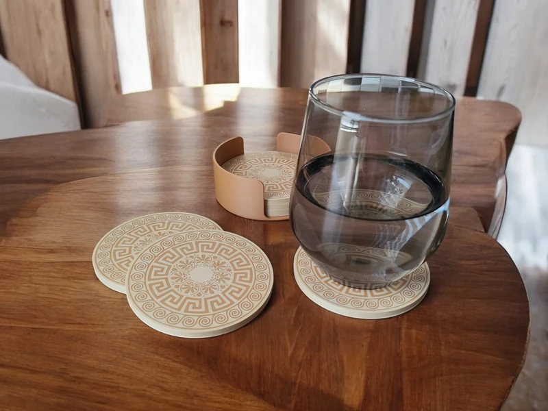 Sous-verres en verre au design grec avec support pratique
