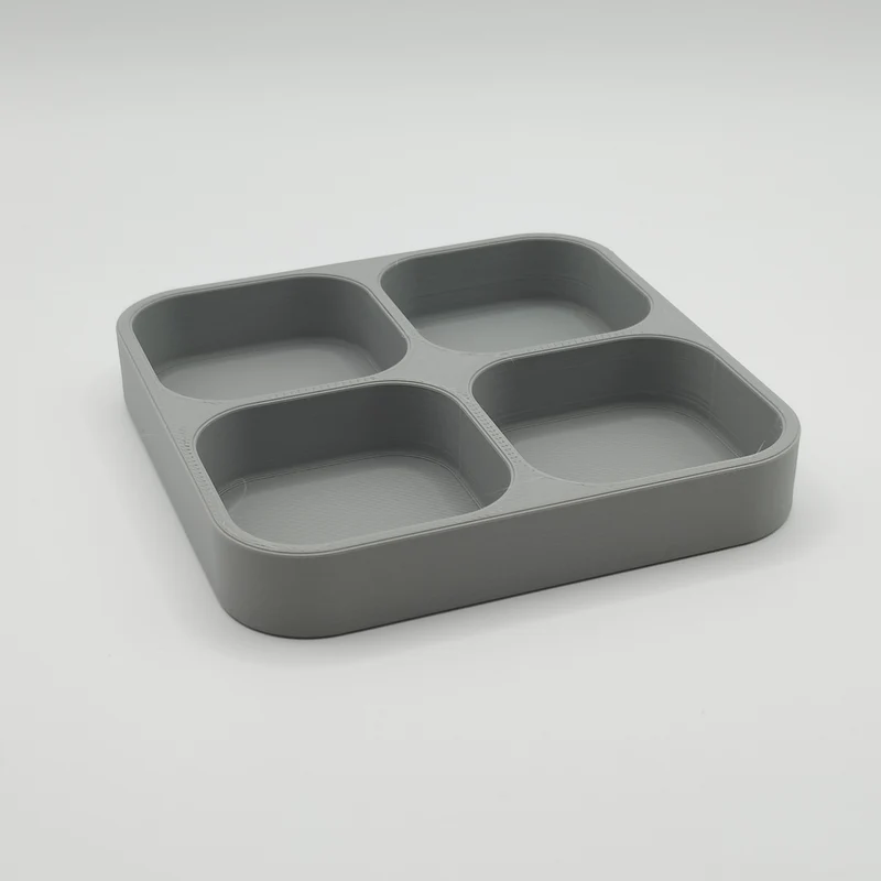 Vide-poche moderne avec quatre compartiments identiques