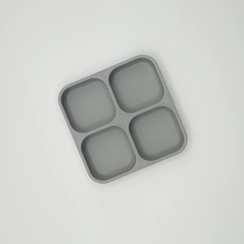Vide-poche moderne avec quatre compartiments identiques