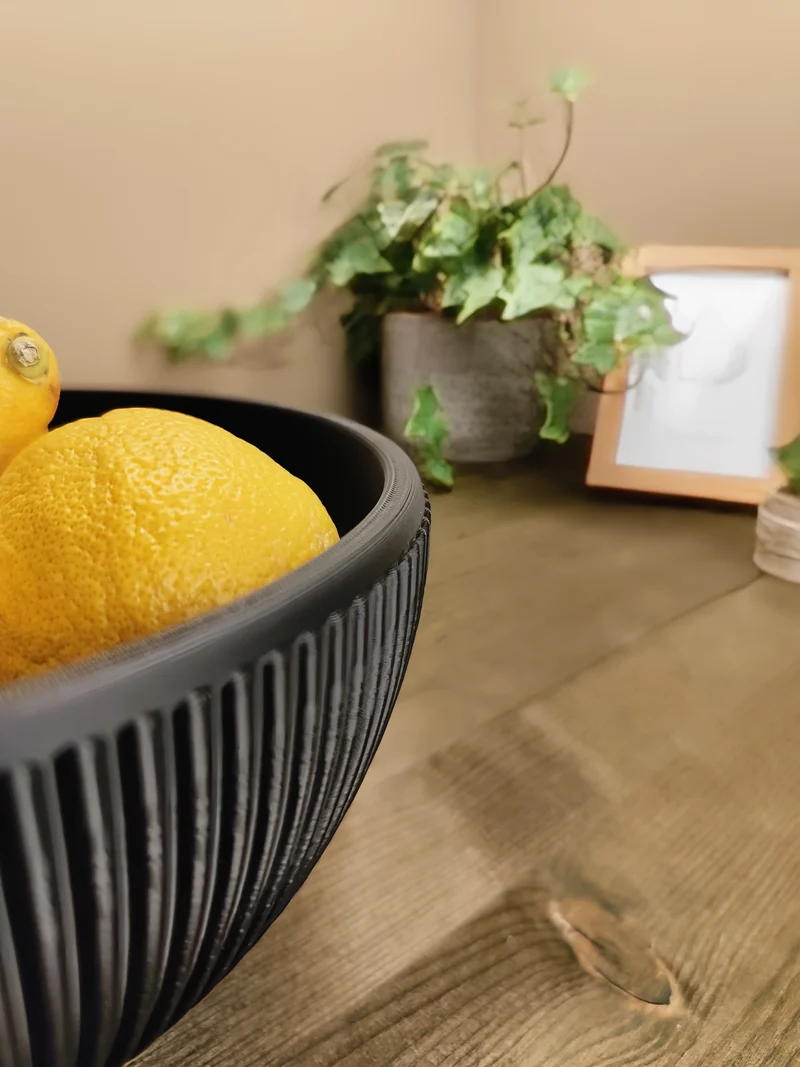 Élégant bol cannelé avec pied stable